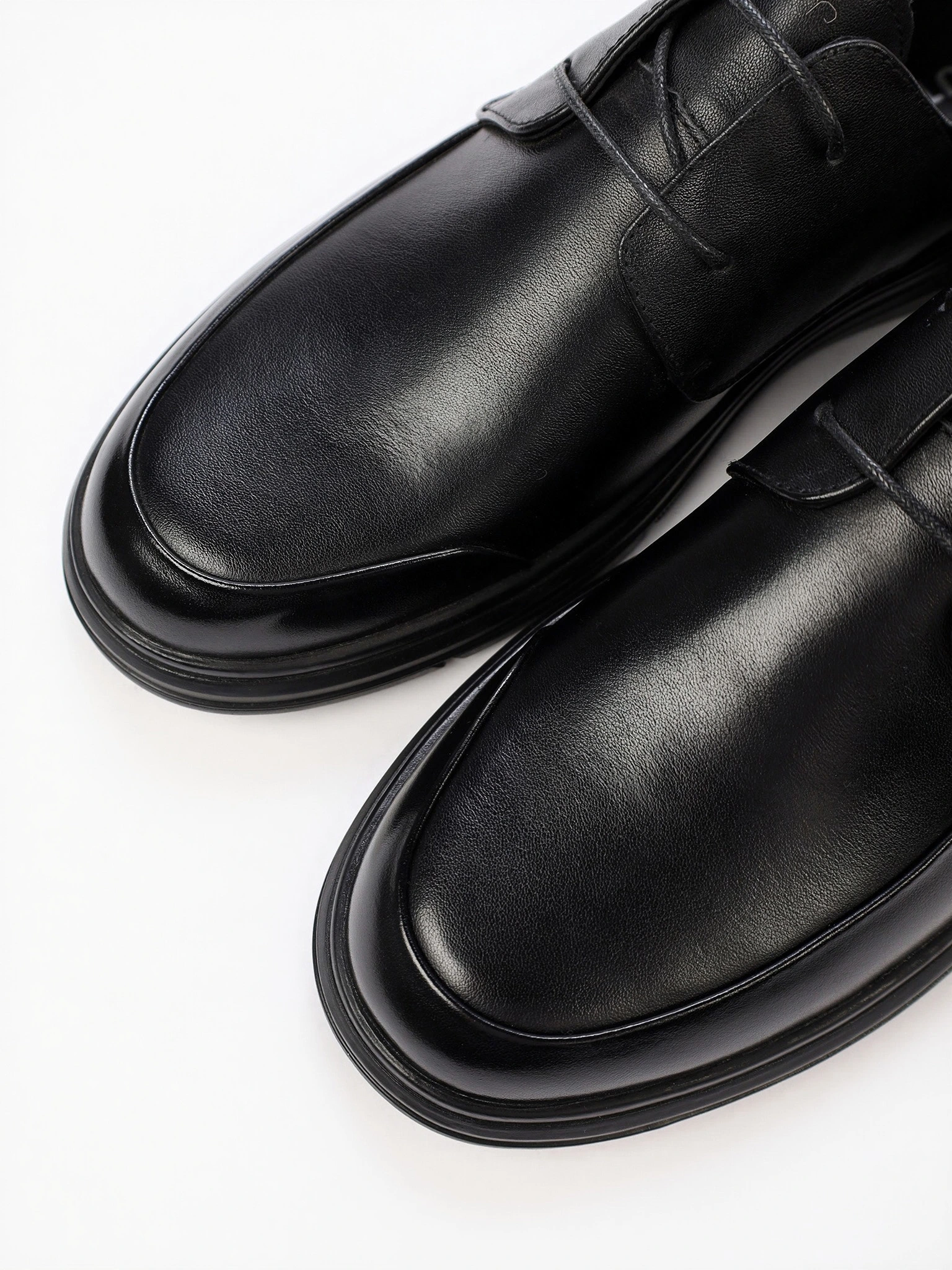 Туфли-дерби черного цвета со шнуровкой